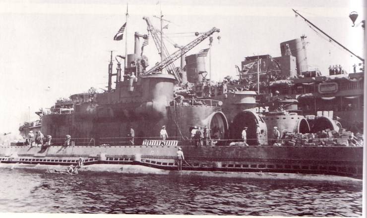 arried-two-aircraft-two-inner-side-boats-are-I-400.jpg