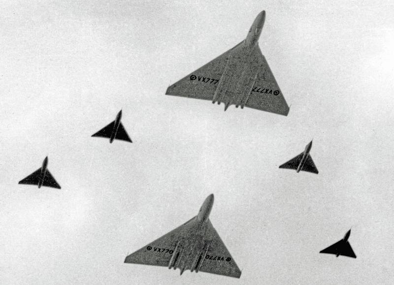 Avro_Vulcan_VX770_VX777_FAR_13.09.53_edited-2.jpg