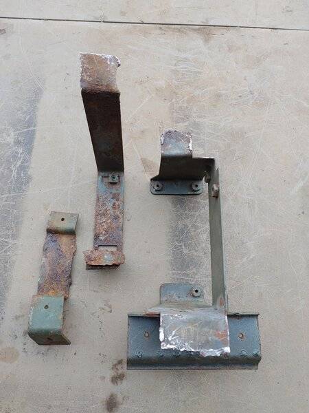 B body console brackets.jpg