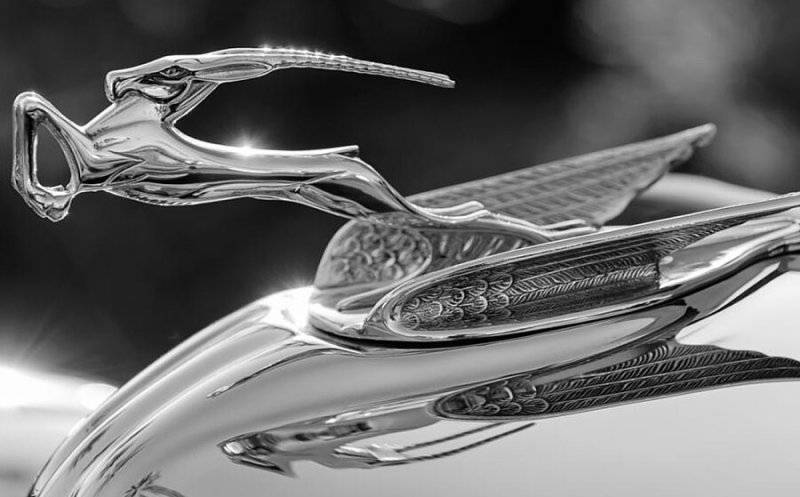 B&W 1933 Chrysler Imperial Hood Ornament.jpg