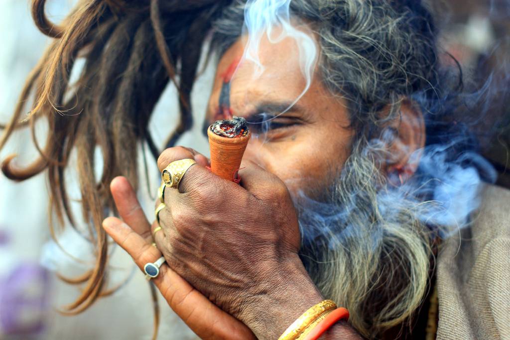 babughat-kolkata-india-holy-man-smoke-cannabis-canon-eos-30d-rajib-singha.jpg