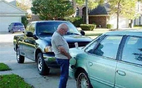 bad-family-photos-peeing-in-gas-tank.jpg