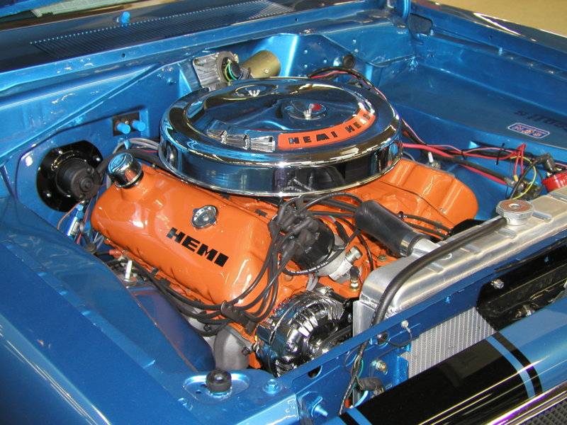 Ball Stud Hemi Engine - Carlisle 2006.JPG