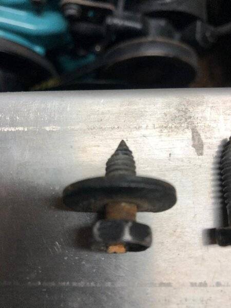 batterytrayscrewbroken.jpg
