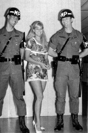 bobbie_kieth_afvn_weather_girl-294x443.jpg