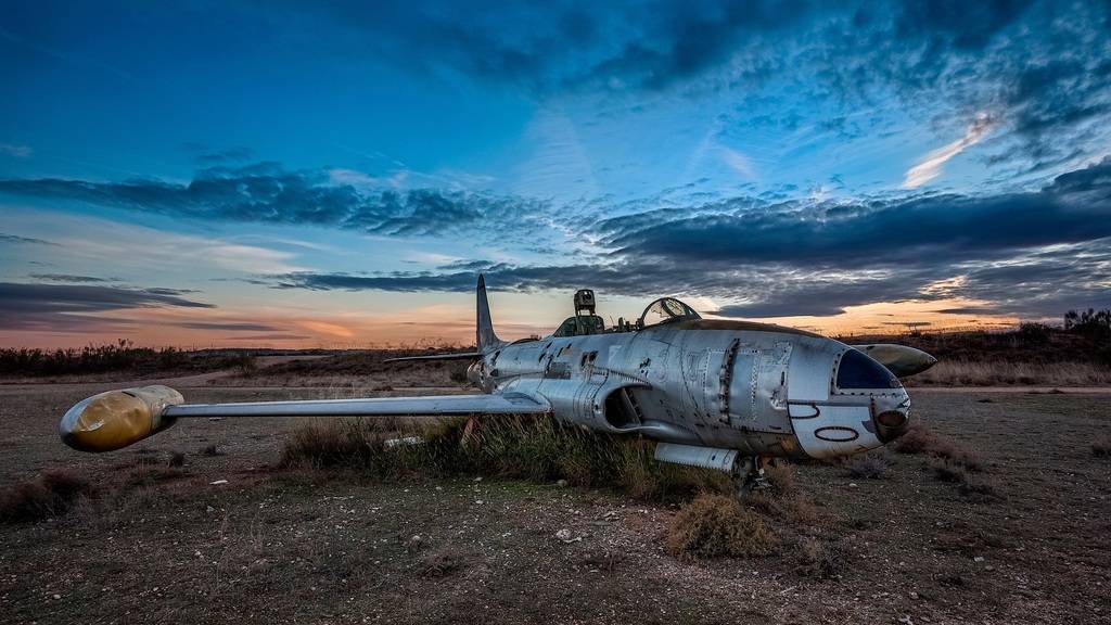 Broken-airplane-nature-dusk_2560x1440.jpg