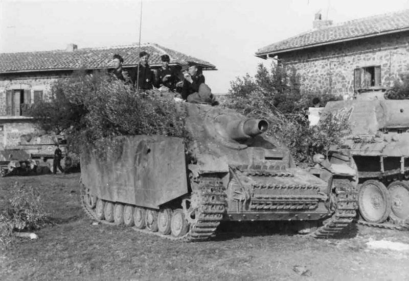 Brummbar_216abt_italy_1944[1].jpg