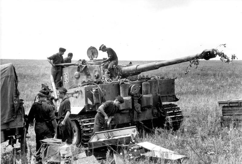 Bundesarchiv_Bild_101I-022-2948-23%2C_Russland%2C_Panzer_VI_%28Tiger_I%29%2C_Munition.jpg