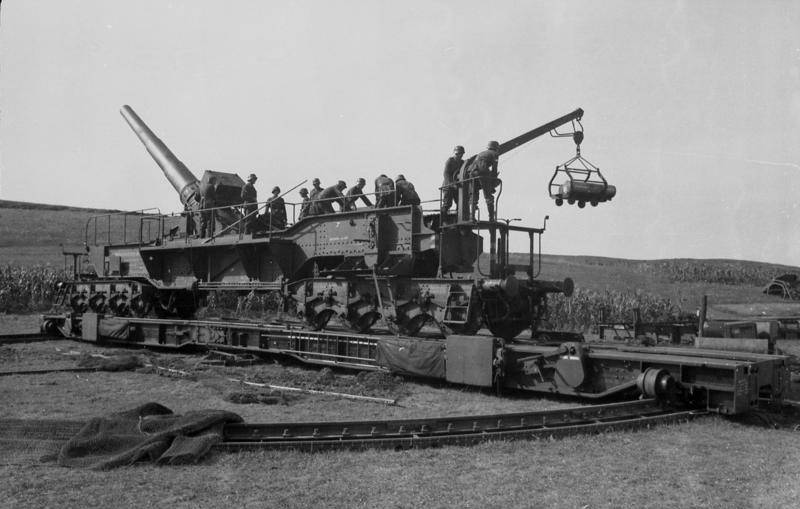 Bundesarchiv_Bild_101I-069-2515-33%2C_Frankreich%2C_Atlantikwall%2C_Eisenbahngesch%C3%BCtz.jpg