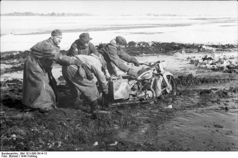 Bundesarchiv_Bild_101I-090-3914-13%2C_Russland%2C_Soldaten_mit_Motorrad_im_Schlamm.jpg
