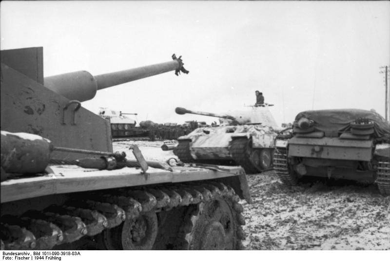 Bundesarchiv_Bild_101I-090-3918-03A%2C_Russland%2C_Sturmgesch%C3%BCtz%2C_Panzer_V_%28Panther%29.jpg