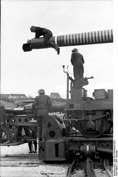 Bundesarchiv_Bild_101I-224-0019-22A%2C_Im_Westen%2C_Gesch%C3%BCtz_auf_Eisenbahn.jpg
