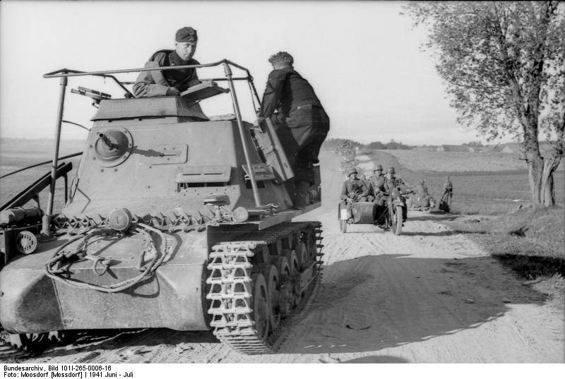 Bundesarchiv_Bild_101I-265-0006-16%2C_Russland%2C_Befehlspanzer_1_auf_Landstra%C3%9Fe.jpg