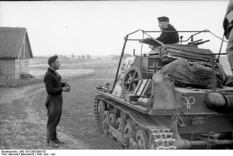 Bundesarchiv_Bild_101I-265-0007-02%2C_Russland%2C_Befehlspanzer_1.jpg