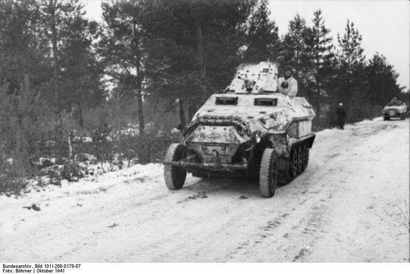Bundesarchiv_Bild_101I-268-0178-07%2C_Russland%2C_Sch%C3%BCtzenpanzer_mit_Pak.jpg