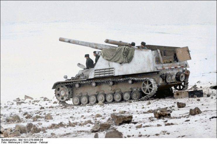 bundesarchiv_bild_101i-278-0898-04_russland_panzerhaubitze__hummel__recolored-741x493.jpg