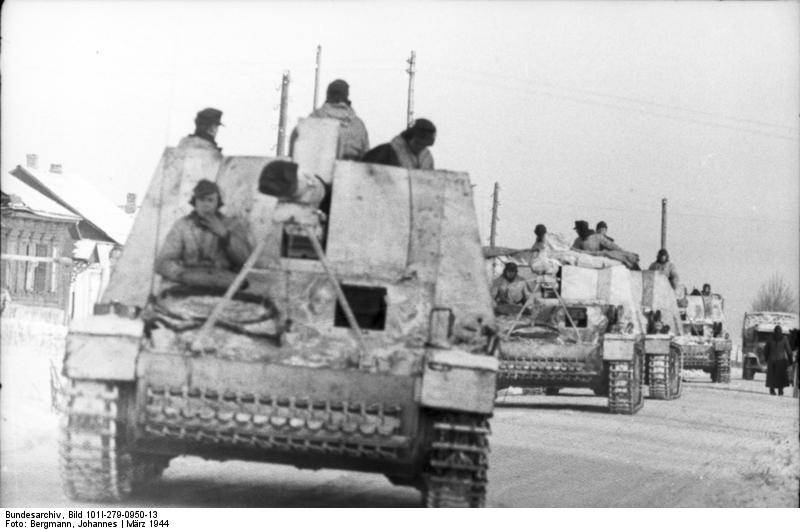 Bundesarchiv_Bild_101I-279-0950-13%2C_Russland%2C_Jagdpanzer_Nashorn-Hornisse.jpg