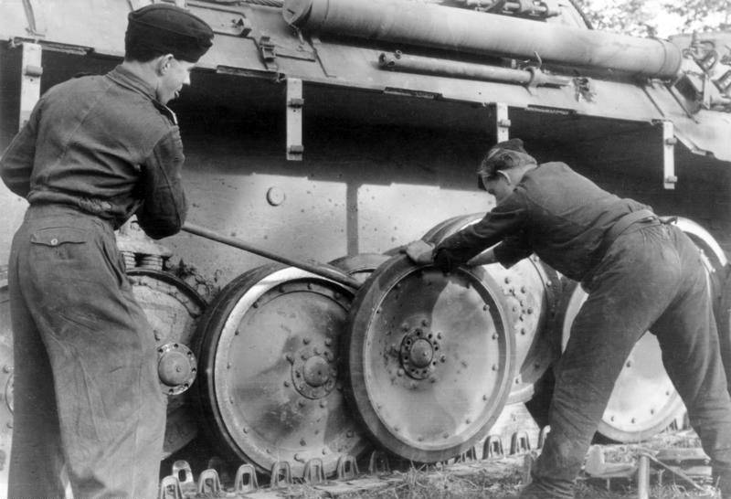 Bundesarchiv_Bild_101I-296-1652-35,_Nordfrankreich,_Montage_am_Pantherlaufwerk.jpg