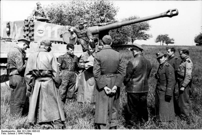 Bundesarchiv_Bild_101I-299-1805-03,_Nordfrankreich,_Soldaten_vor_Panzer_VI_(Tiger_I).jpg