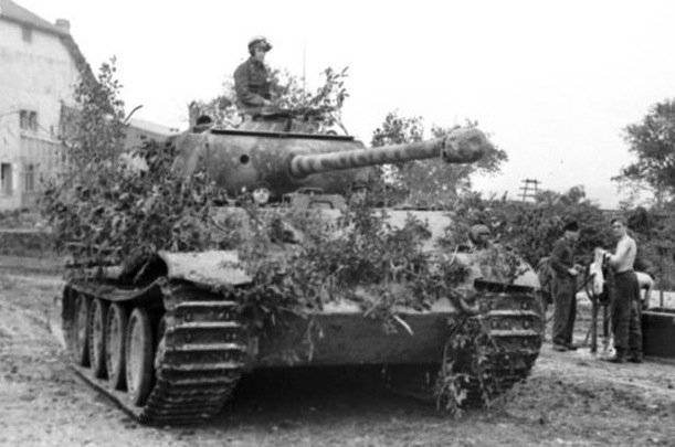 Bundesarchiv_Bild_101I-301-1955-32_Nordfrankreich_Panzer_V_Panther_mit_Infanterie.2.jpg