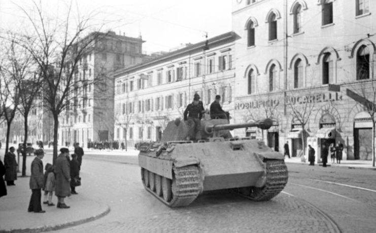 bundesarchiv_bild_101i-310-0884-16_italien_panzer_v_panther_in_stadt-741x459.jpg