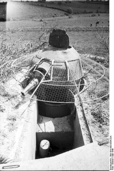 Bundesarchiv_Bild_101I-382-0204-22A%2C_Westfeldzug%2C_zerst%C3%B6rte_Befestigung.jpg