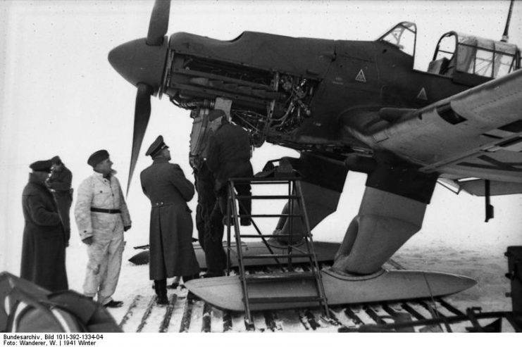 bundesarchiv_bild_101i-392-1334-04_russland_junkers_ju_87_wartung-741x493.jpg