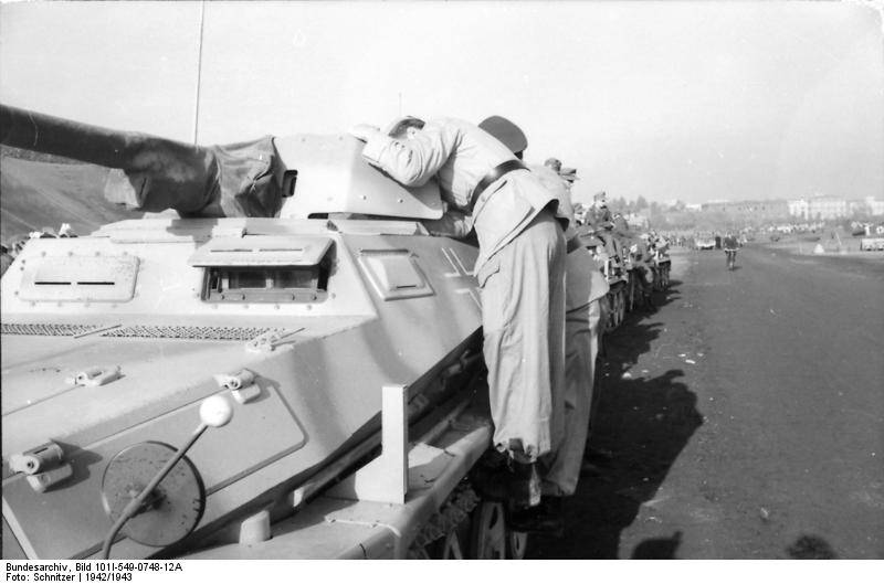 Bundesarchiv_Bild_101I-549-0748-12A%2C_Italien%2C_Soldat_auf_Sch%C3%BCtzenpanzer.jpg