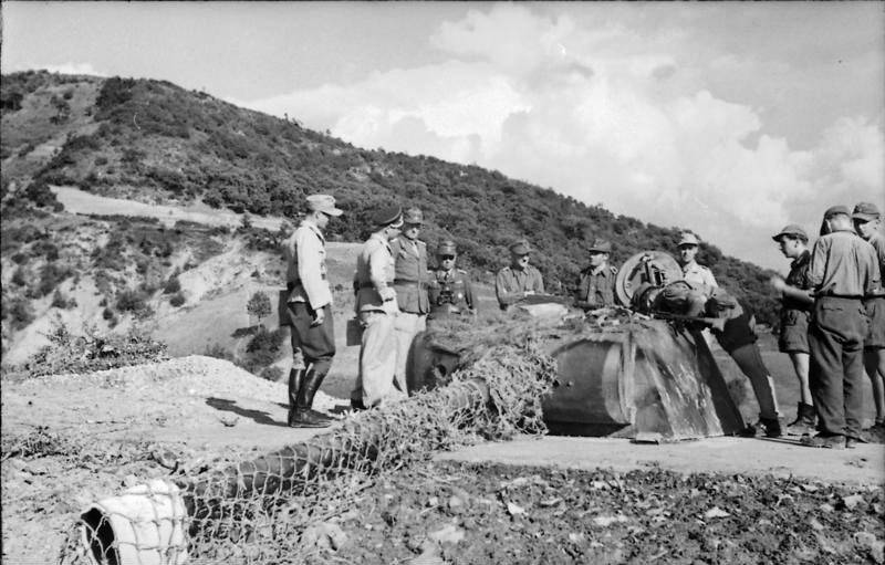 Bundesarchiv_Bild_101I-587-2267-24%2C_Italien%2C_befestigte_Stellung%2C_Inspektion.jpg