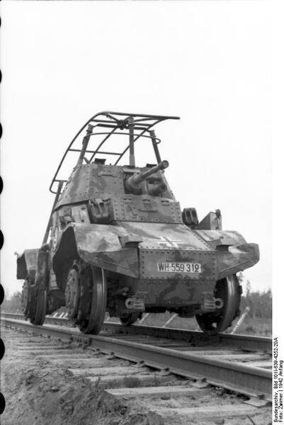 Bundesarchiv_Bild_101I-639-4252-20A_Im_Osten_Schienen-Sp%C3%A4hpanzer_Panhard_P178.jpg