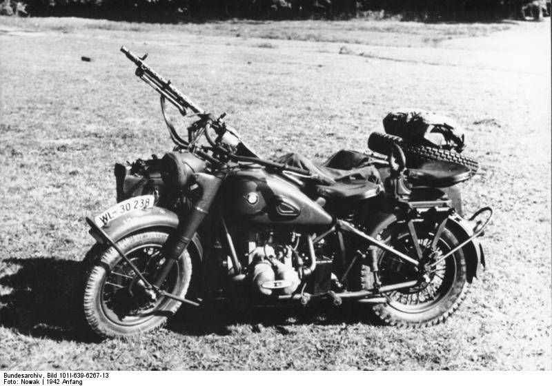 Bundesarchiv_Bild_101I-639-6267-13%2C_Motorrad_BMW_R75_mit_Beiwagen_und_MG.jpg