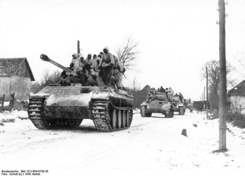 Bundesarchiv_Bild_101I-664-6759-30,_Im_Osten,_Panzer_V_(Panther)_im_Schnee.jpg