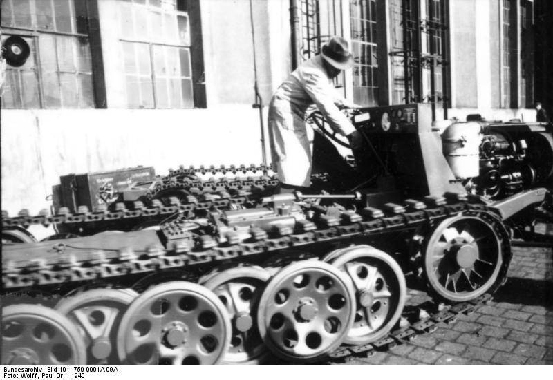 Bundesarchiv_Bild_101I-750-0001A-09A%2C_Bau_von_Zugkraftwagen_3t_(Sd.Kfz._11).jpg