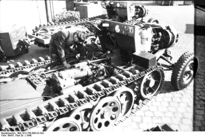 Bundesarchiv_Bild_101I-750-0001A-10A%2C_Bau_von_Zugkraftwagen_3t_(Sd.Kfz._11).jpg