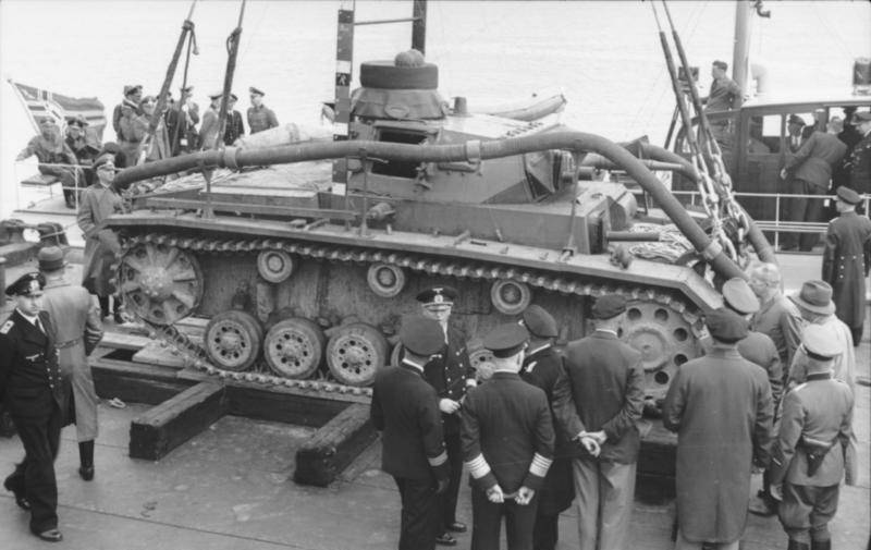 Bundesarchiv_Bild_101II-MW-5674-33%2C_Kanalk%C3%BCste%2C_Verladen_von_Tauchpanzer_III.jpg