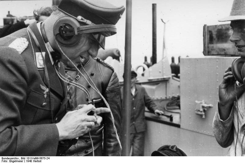 Bundesarchiv_Bild_101II-MW-5675-24%2C_%C3%9Cbung_zum_Unternehmen_%22Seel%C3%B6we%22.jpg