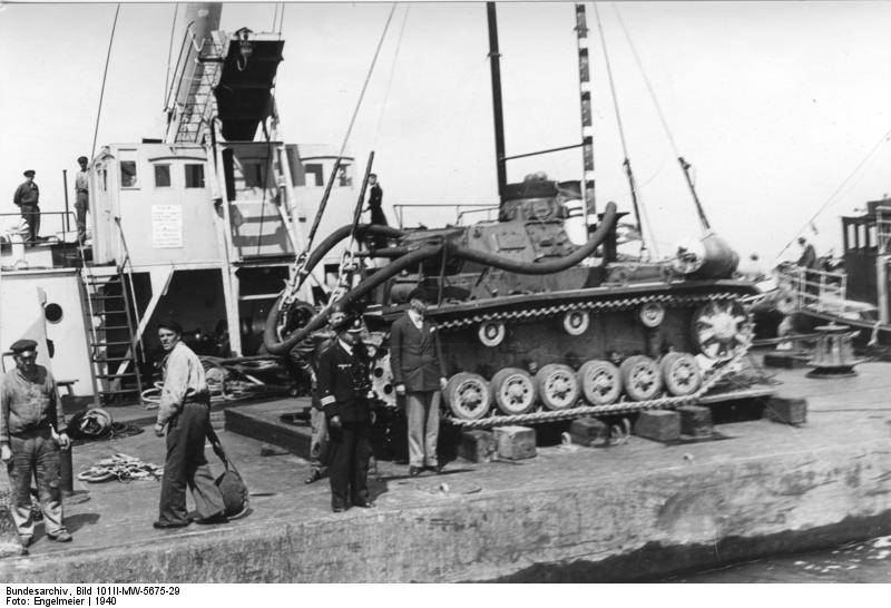 Bundesarchiv_Bild_101II-MW-5675-29%2C_Unternehmen_Seel%C3%B6we_%2C_umgebauer_Pz._Kpfw._III.jpg