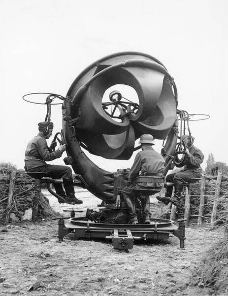 Bundesarchiv_Bild_183-E12007%2C_Horchger%C3%A4t_der_Flak_bei_Berlin.jpg