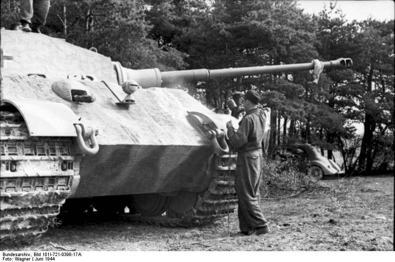 Bundesarchiv_Frankreich_Panzer_VI_(Tiger_II_Koenigstiger)2.jpg