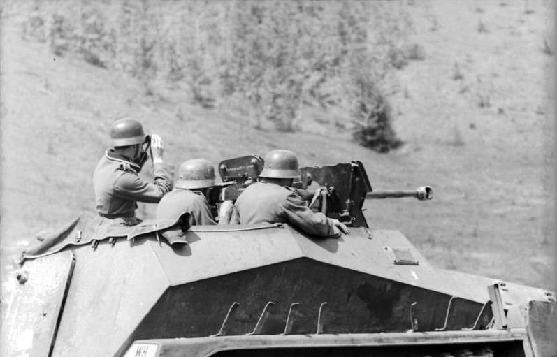 Bundesarchiv_Russland_Schuetzenpanzer_Div_Großdeutschland.jpg