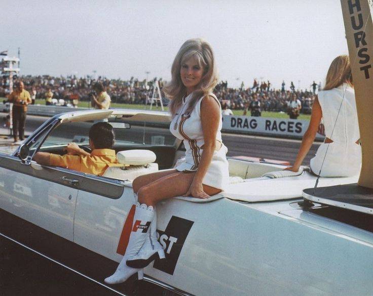 c27cd604cff06c5962dd3343075fe0e7--dragracing-car-girls.jpg