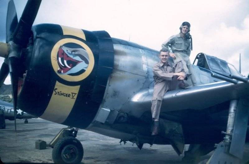 Capt_Moore_and_Lt_Kreimann_15th_fighter_group_on_P-47D_Thunderbolt_Stinger_V_nose_art.jpg