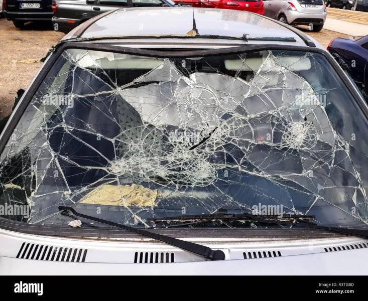 car-windshield-broken-by-an-accident-R3TGBD.jpg