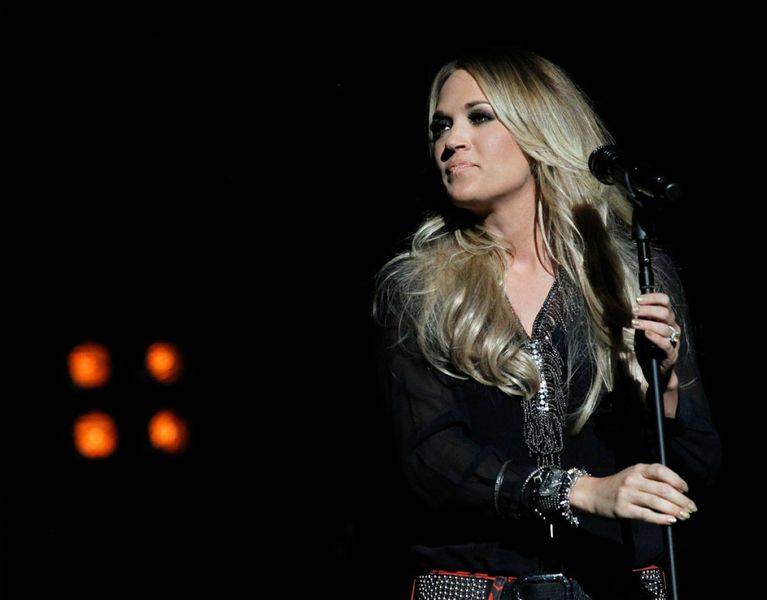 carrie-underwood-at-we-re-all-4-the-hall-benefit-concert-in-nashville_7.jpg