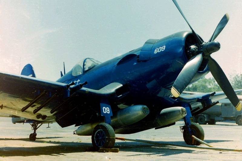 Chance_vought_corsair_f4u-5n_FAH-609.jpg