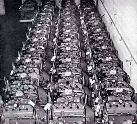 Chrysler Engineers 426ci Hemi's Engine shop 1969 NASCAR single 4bbl lined up.jpg