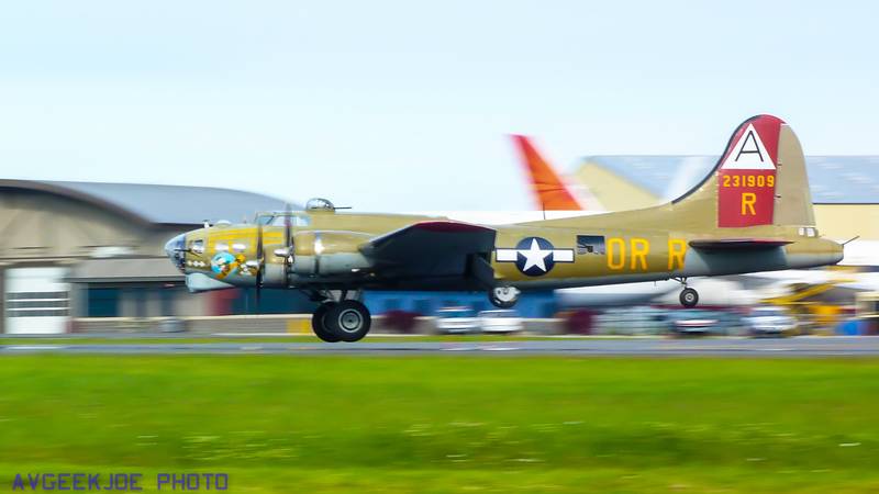 Collings_Foundation_B-17G_Flying_Fortress_%22Nine_O_Nine%22_landing_at_Paine_Field%2C_Washington.jpg