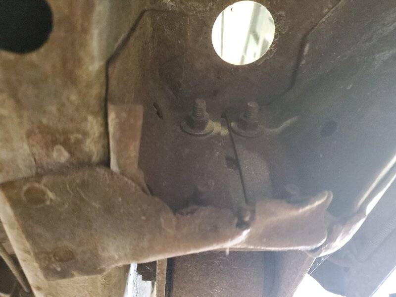 D leaf spring mount damage 1.jpg