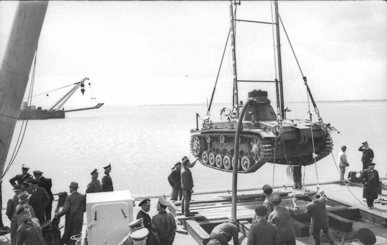desarchiv_Bild_101II-MW-5674-43%2C_%C3%9Cbungen_mit_Panzer_III_f%C3%BCr_Unternehmen_Seel%C3%B6we.jpg