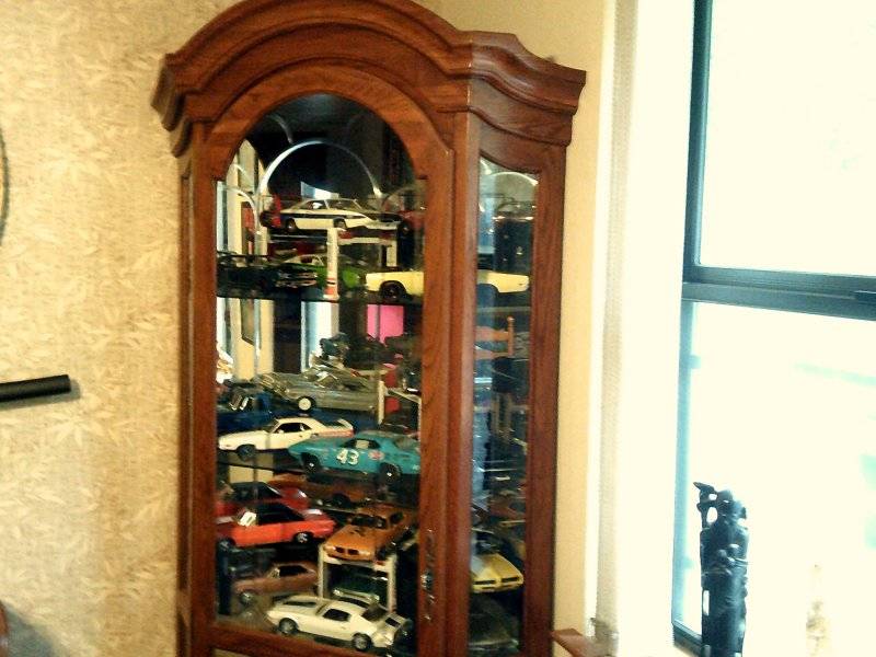 Die-cast cars curio cabeinet 001.JPG
